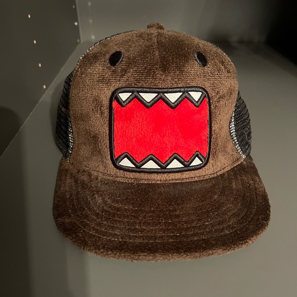 Domo snapback mesh hat